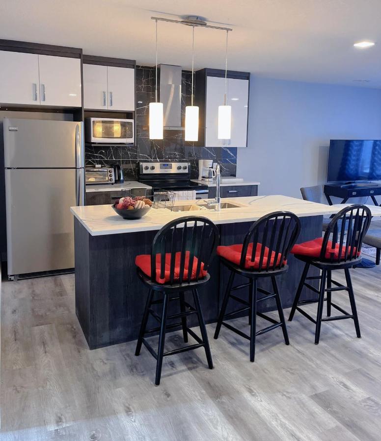 Elegant Garden Suite&2Mins Bus Station Close Lrt& Free Parking YYC Екстериор снимка