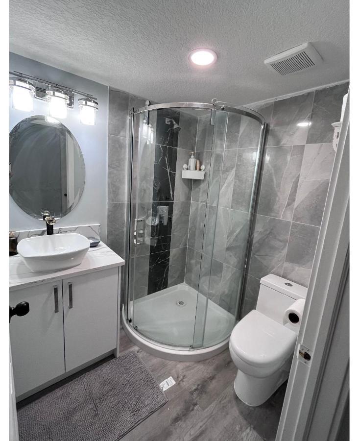 Elegant Garden Suite&2Mins Bus Station Close Lrt& Free Parking YYC Екстериор снимка