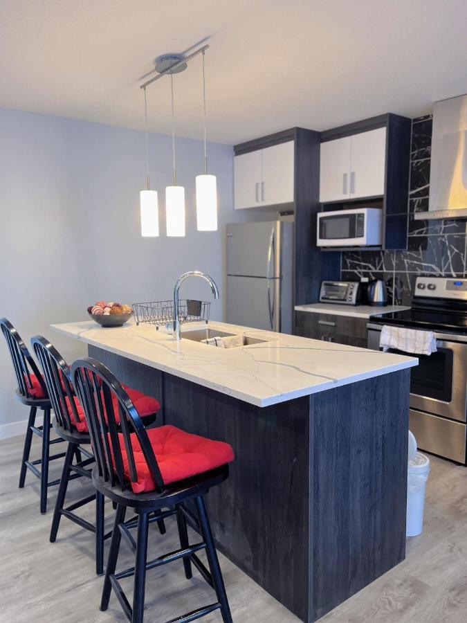 Elegant Garden Suite&2Mins Bus Station Close Lrt& Free Parking YYC Екстериор снимка