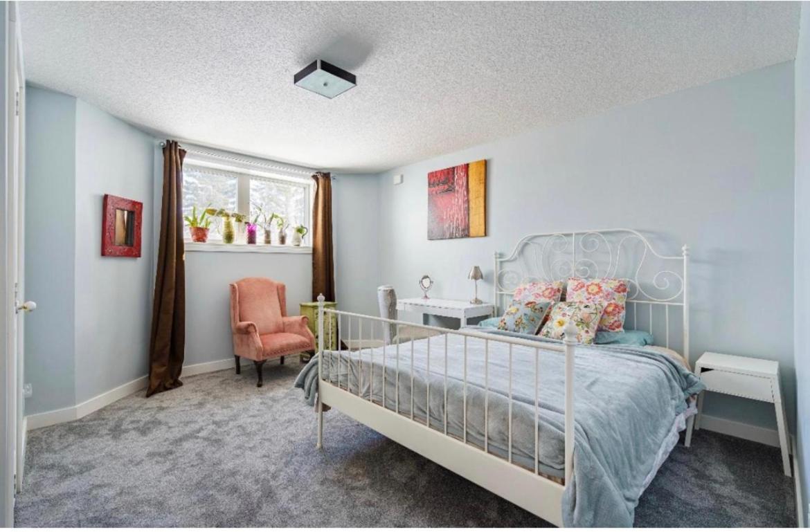Elegant Garden Suite&2Mins Bus Station Close Lrt& Free Parking YYC Екстериор снимка