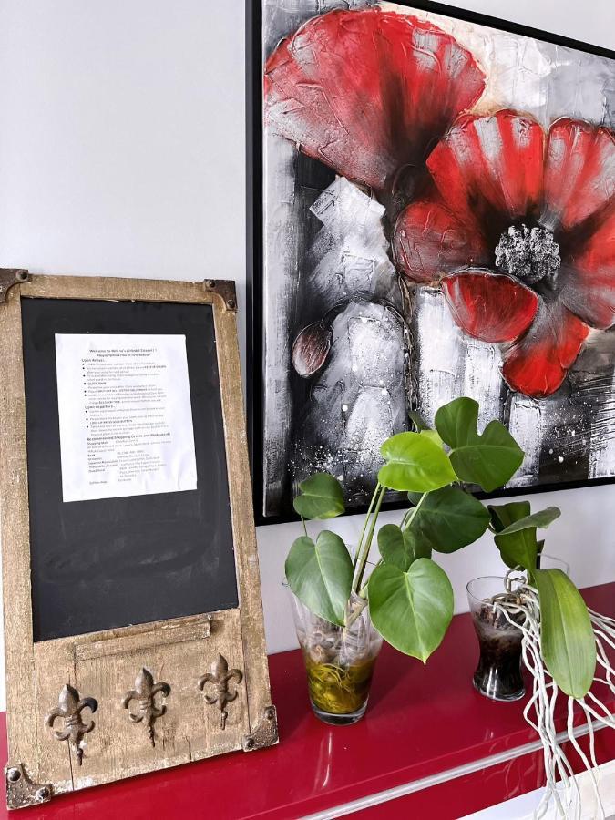 Elegant Garden Suite&2Mins Bus Station Close Lrt& Free Parking YYC Екстериор снимка