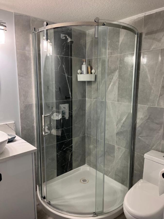 Elegant Garden Suite&2Mins Bus Station Close Lrt& Free Parking YYC Екстериор снимка