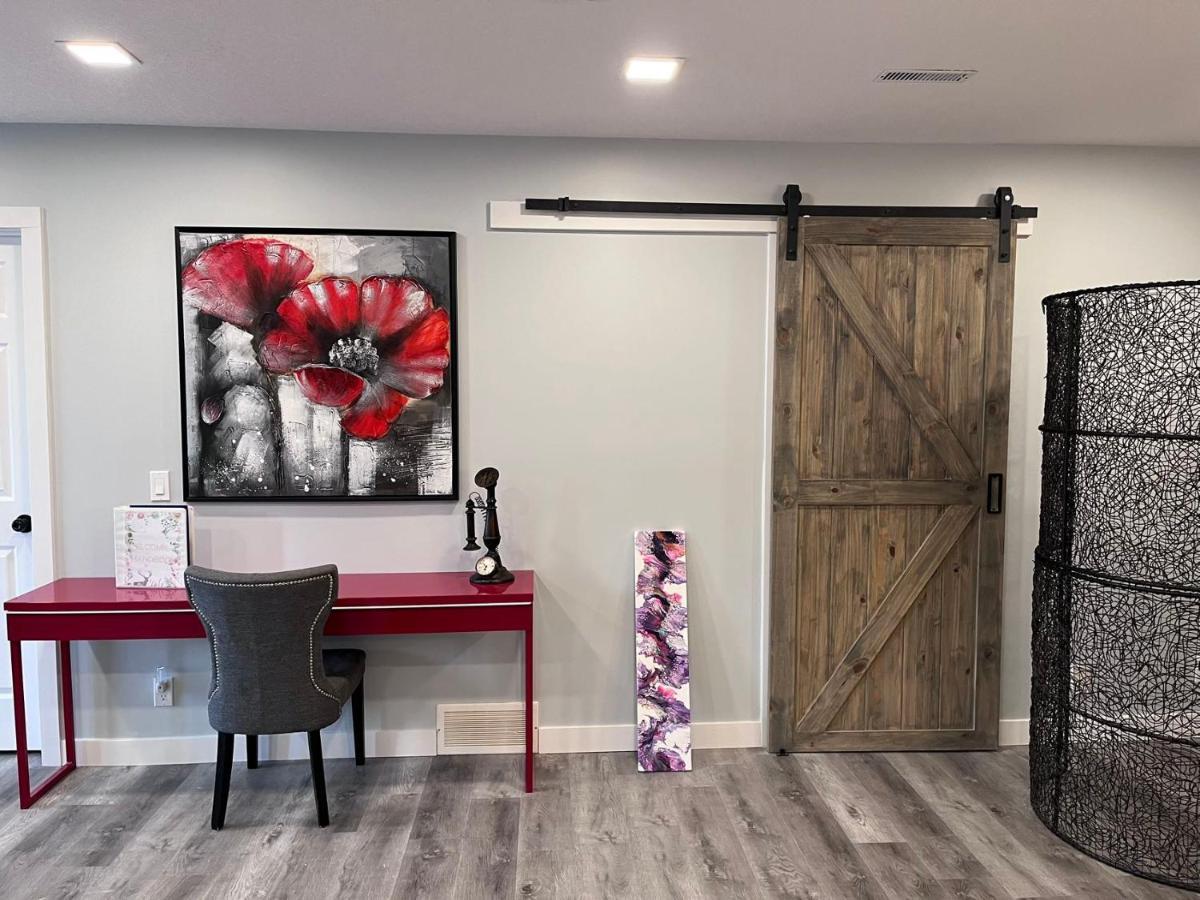 Elegant Garden Suite&2Mins Bus Station Close Lrt& Free Parking YYC Екстериор снимка