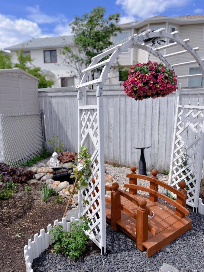 Elegant Garden Suite&2Mins Bus Station Close Lrt& Free Parking YYC Екстериор снимка