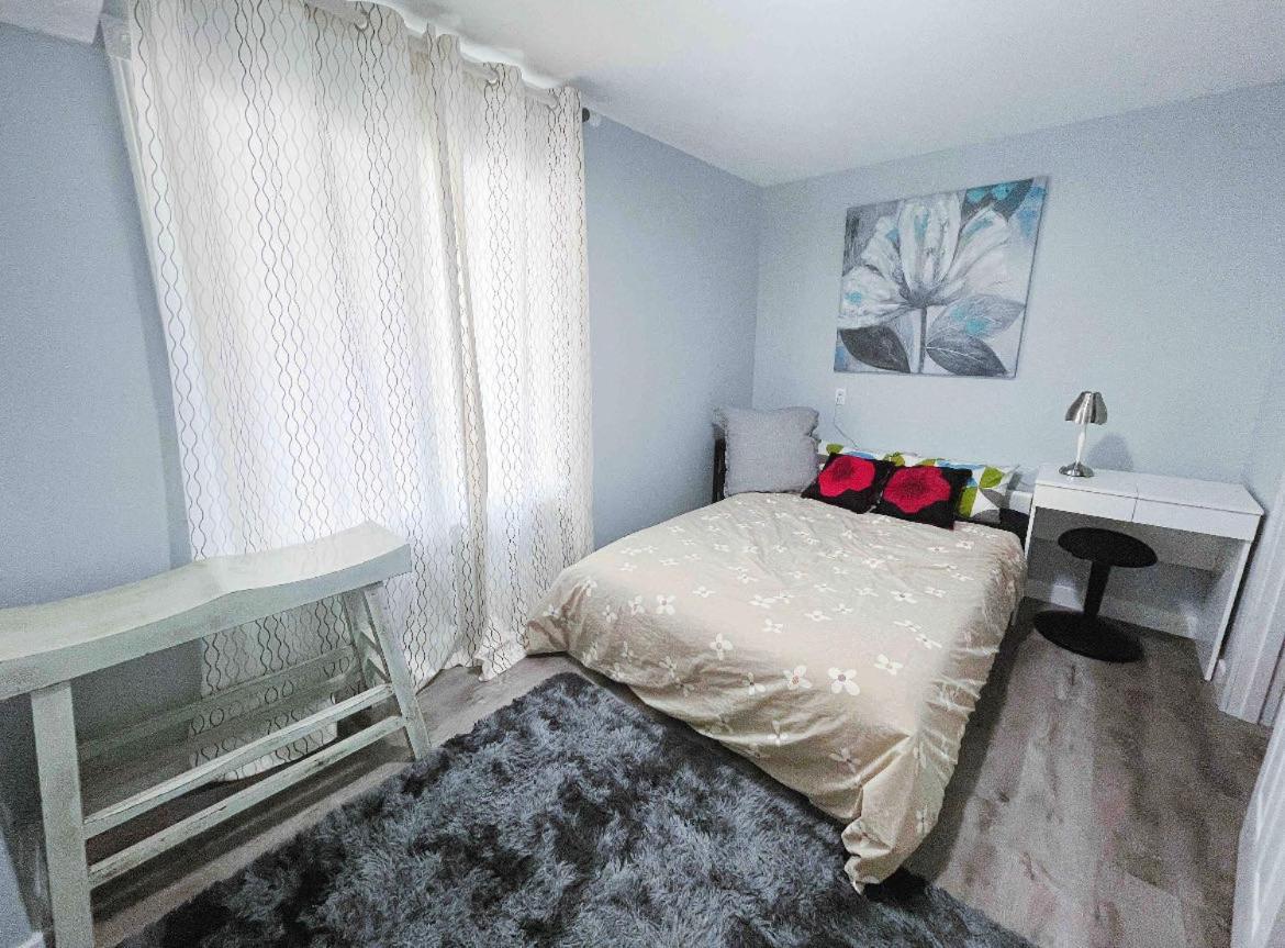 Elegant Garden Suite&2Mins Bus Station Close Lrt& Free Parking YYC Стая снимка